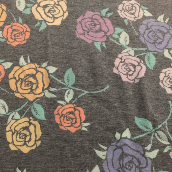 BNWT LuLaRoe Classic Tee - Picture 2 of 2